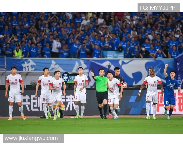 成都足球队的默契配合与战术创新探讨