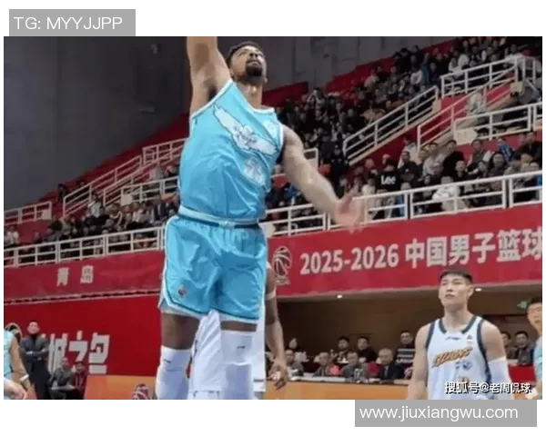 青岛男篮与广州男篮激战正酣谁能在这场对决中笑到最后