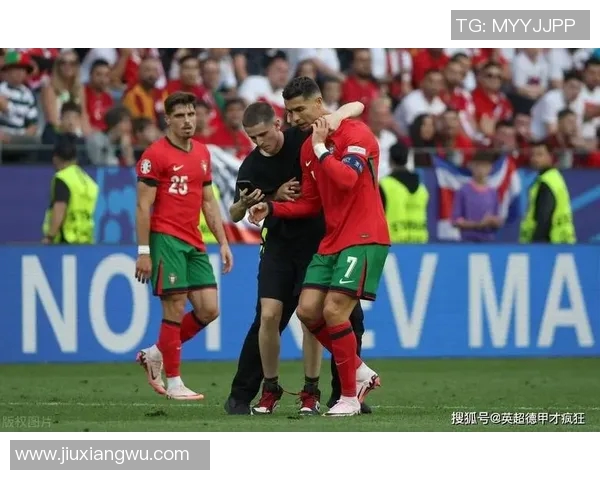 欧冠赛场惊现奇葩瞬间球迷冲入场内抢夺C罗球衣 欧冠赛场惊现奇葩瞬间球迷冲入场内抢夺C罗球衣